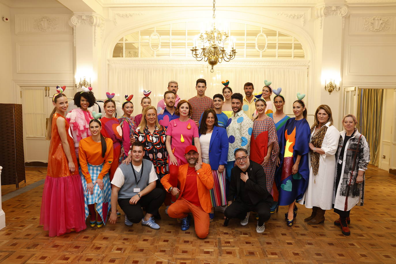 Foto de familia del desfile de Ágatha Ruiz de la Prada, junto a organizadores y autoridades asistentes al evento.