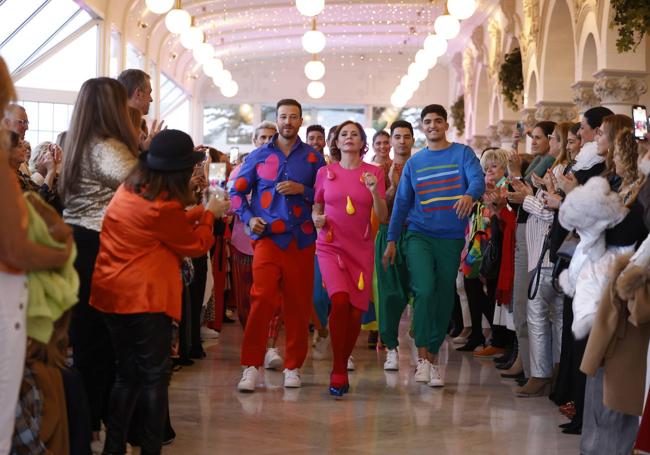 Ágatha Ruiz de la Prada salió bailando con los modelos tras su desfile.