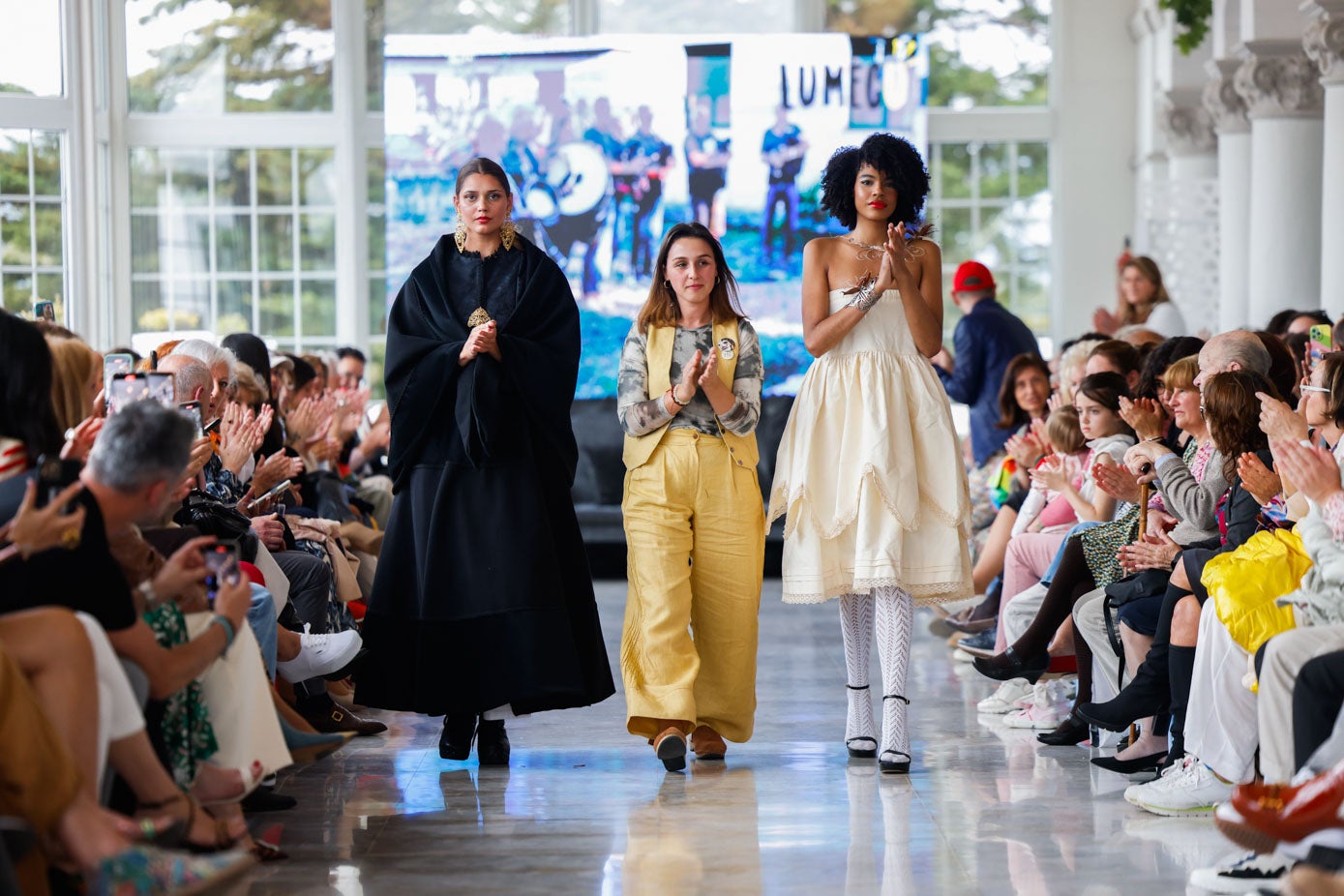 La diseñadora Mercedes Veites (en el centro), junto a dos de sus modelos.