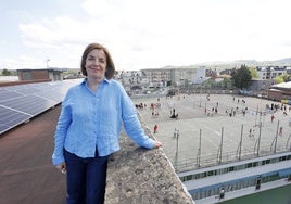 Cristina Alcalde, que será la directora a partir del próximo curso académico, posa en la azotea del colegio Nuestra Señora de la Paz, este miércoles, en Torrelavega.