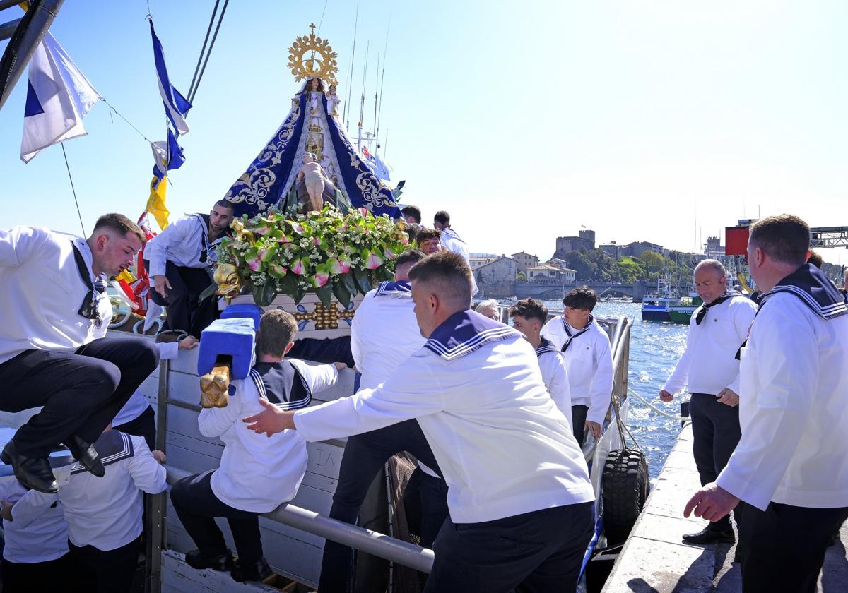 Procesión marítima de La Folía en la que participa la flota pesquera barquereña.