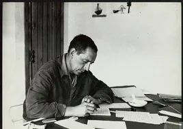 El escritor Miguel Delibes en una imagen de archivo mientras prepara uno de sus libros.