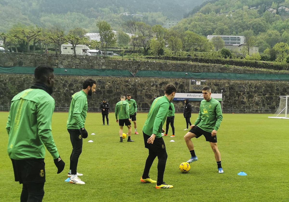 Los jugadores del Racing, en uno de sus entrenamientos en Andorra La Vella.