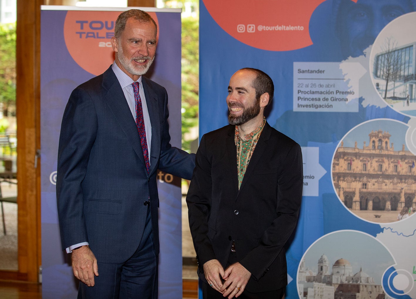 El Rey con el genetista Moisés Expósito Alonso, ganador del Premio Princesa de Girona de Investigación.