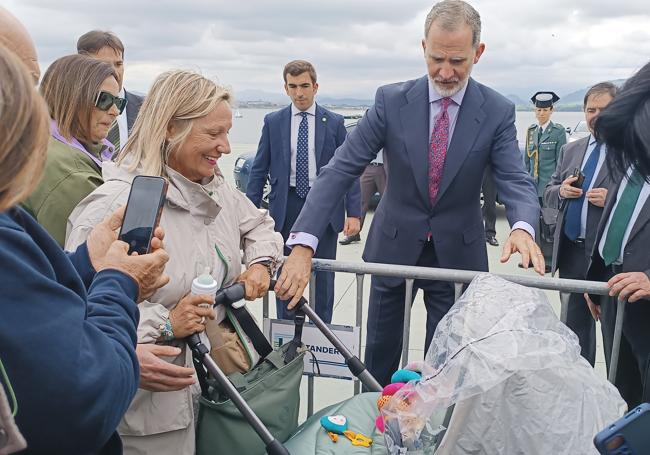 El Rey accede a sacarse una foto con Mercedes y su nieta Sira.