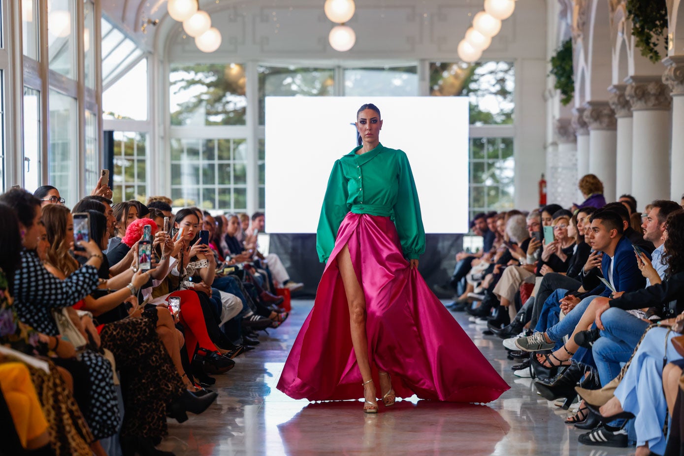 La modelo María Clara García abrió el desfile del Lewin Lerbours. 