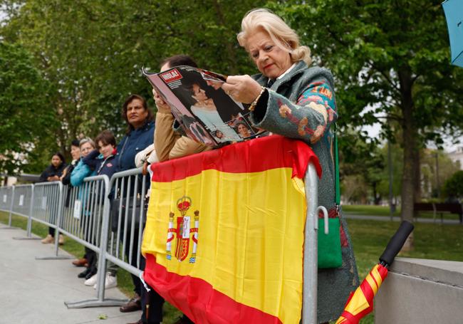 Loli Abascal, con la bandera de España y la revista Hola, fue la primera en llegar.