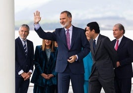 El Rey a su llegada al Centro Botín tras el saludo a las autoridades