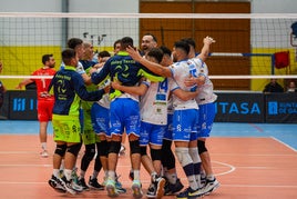 Los jugadores del Textil Santanderina celebran la victoria ante el Utrera