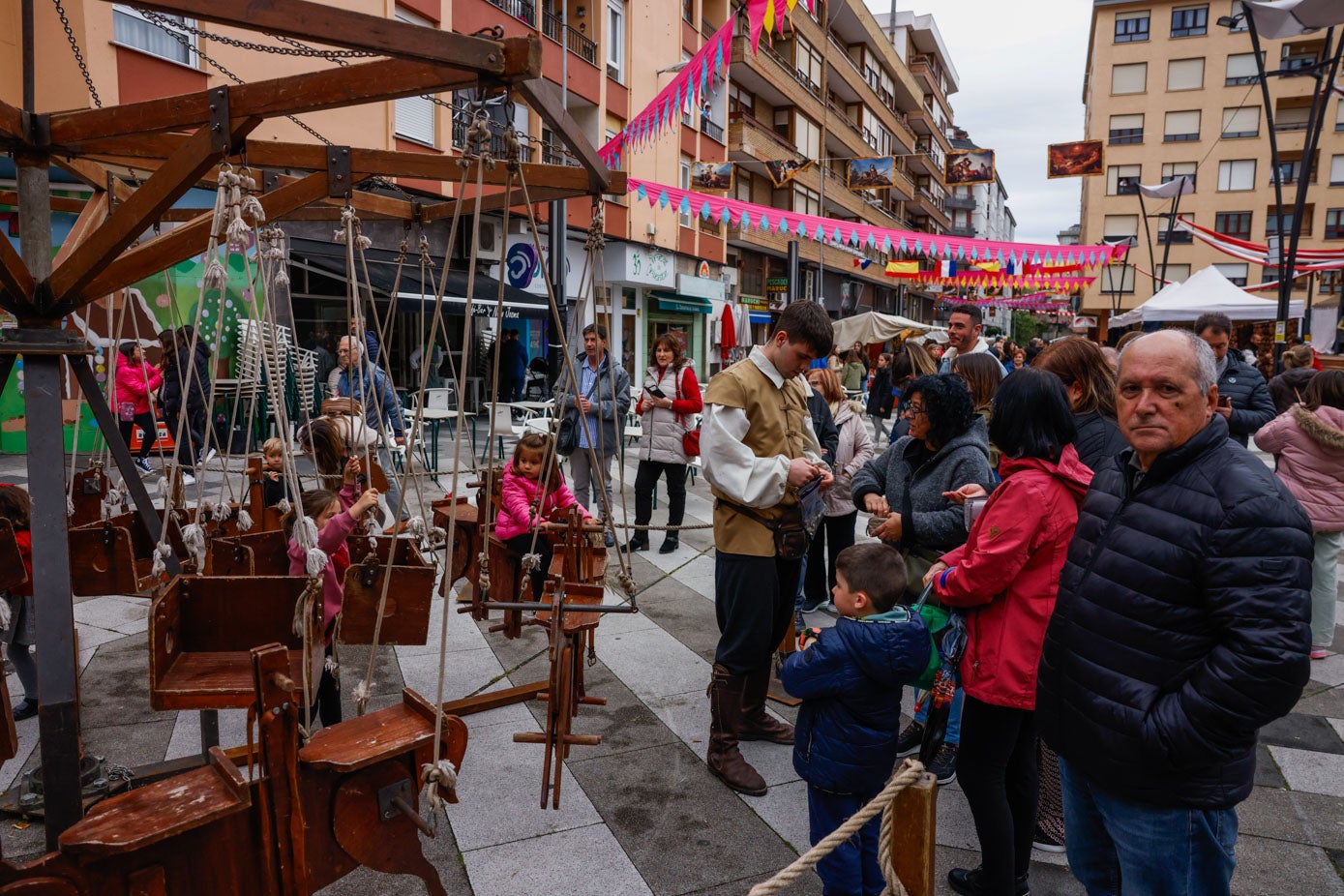 Un tío vivo de madera se ha instalado en las calles para la diversión de los más pequeños. 