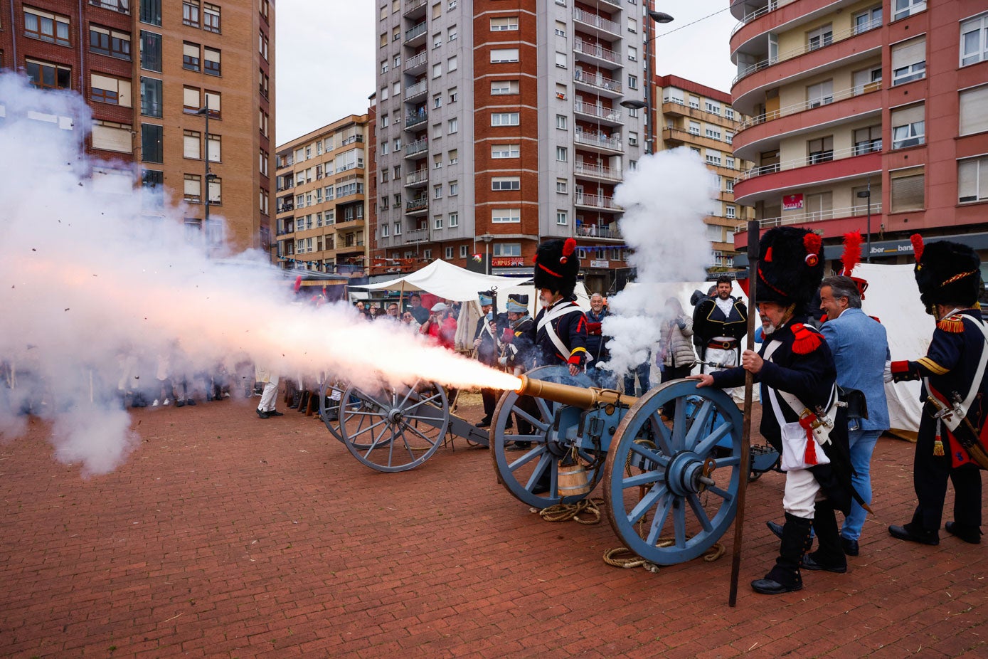 El alcalde de Camargo, Diego Movellán, hace los honores y dispara el cañonazo que anuncia el inicio de las fiestas. 