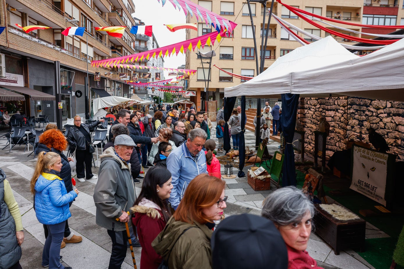 Las calles del casco urbano se llenan de vecinos y curiosos.