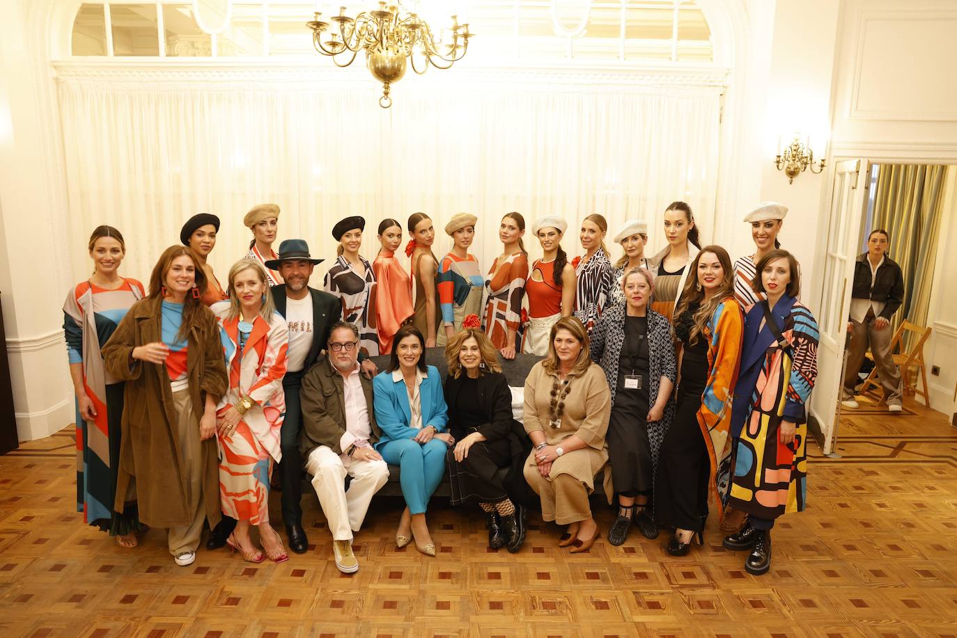 La alcaldesa, Gema Igual, asistió al desfile de clausura de la Pasarela Moda Norte 2024. En la imagen, con organizadores, diseñadoras y modelos