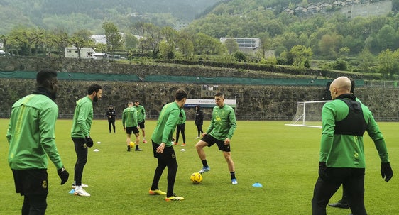 Los jugadores del Racing, en uno de sus entrenamientos en Andorra La Vella.