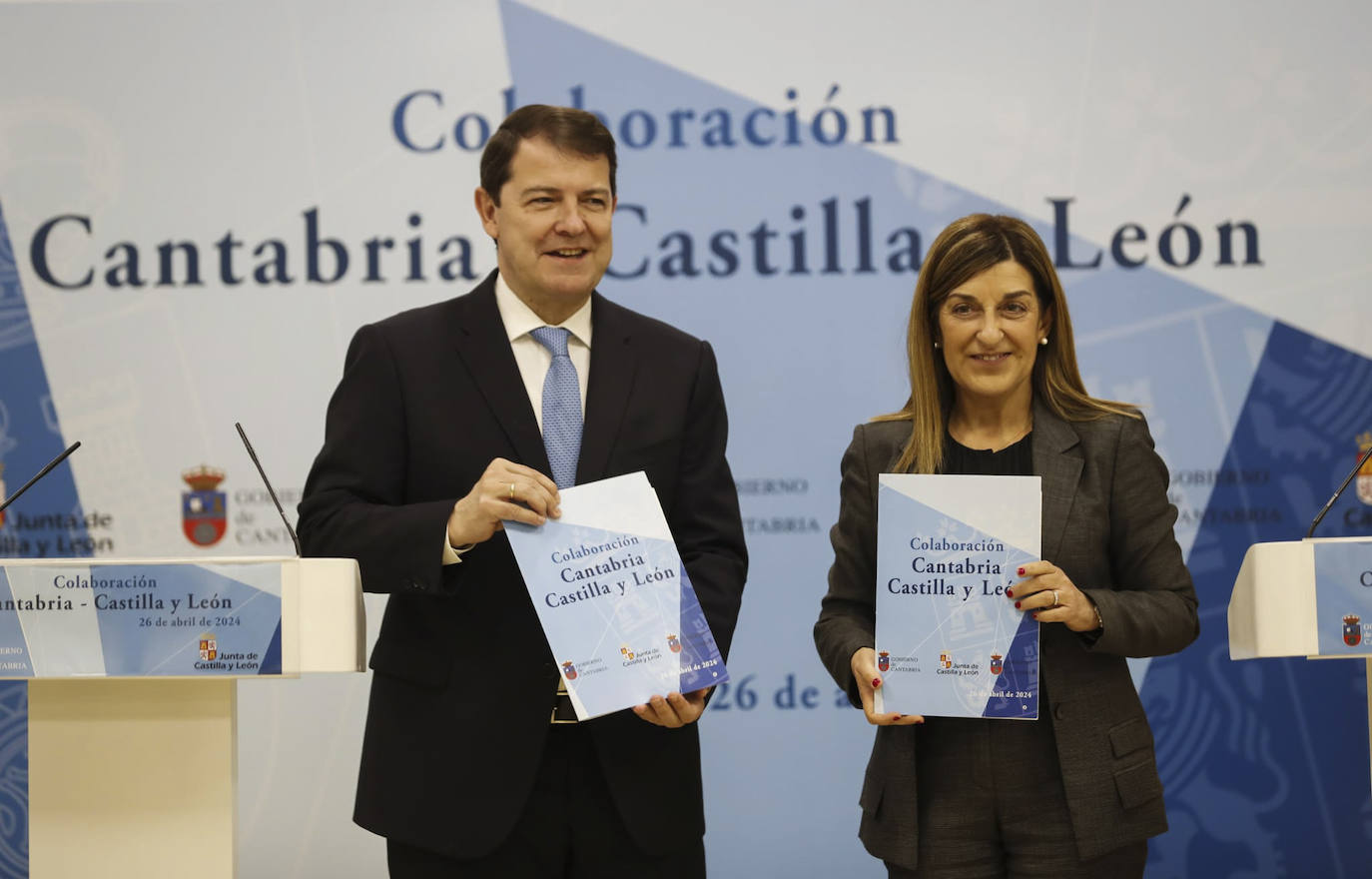 La presidenta de Cantabria, María José Sáenz de Buruaga, y su homólogo de Castilla y León, Alfonso Fernández Mañueco, esta mañana en la sede del Gobierno regional.