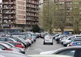 El aparcamiento de La Carmencita lleno de vehículos, en una imagen tomada antes de que la finca fuera desalojada con motivo de las obras.
