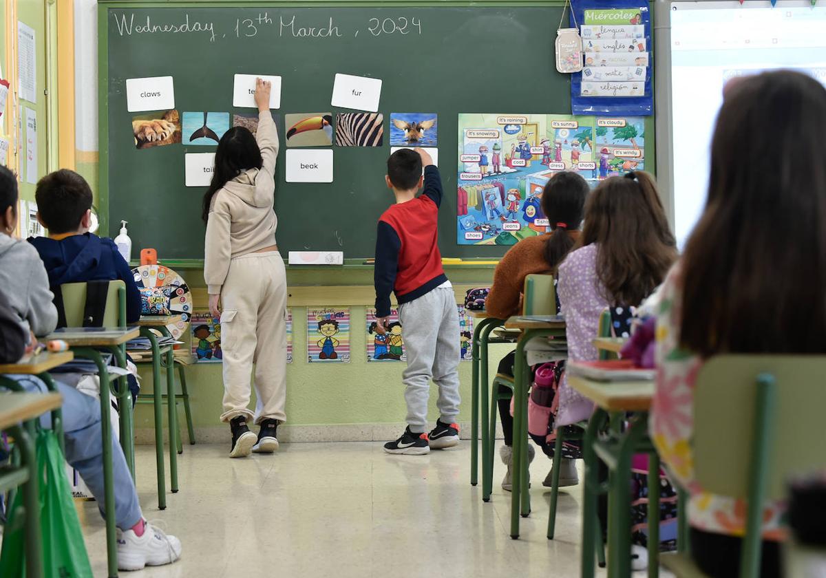 Alumnos durante una clase de inglés en el colegio.