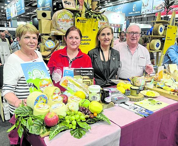 Estand de Granja Cudaña:Chelo Salas, Reyes Gómez, Carolina Entrecanales y Pedro Arce. 