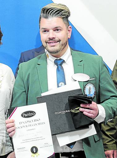 El bartender Borja Gutiérrez, de Clandestino, en Santander, se adjudicó con su cóctel denominado 'La Gilda' el primer premio del 13º concurso de coctelería con orujo que organiza la Destilería Panizo. Al cóctel le acompañaba una gilda de la empresa cántabra Conservas Codesa.