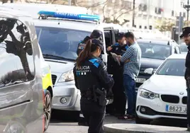La Policía Local en un control de alcoholemia en Santander