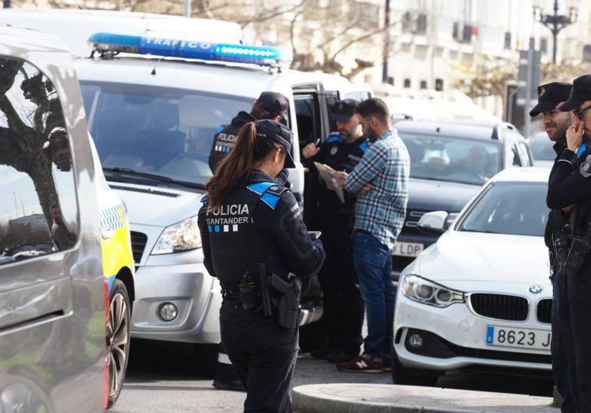 La Policía Local en un control de alcoholemia en Santander