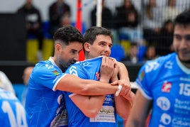 Roberto Rodríguez abraza a Chema Hernández durante el encuentro ante el Tarragona.