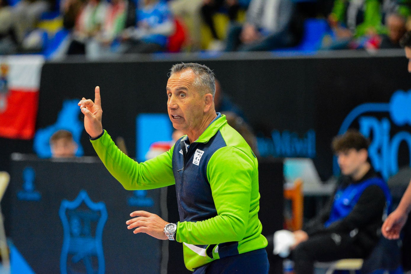 Daniel Gallardo da instrucciones a los jugadores del Textil Santanderina.