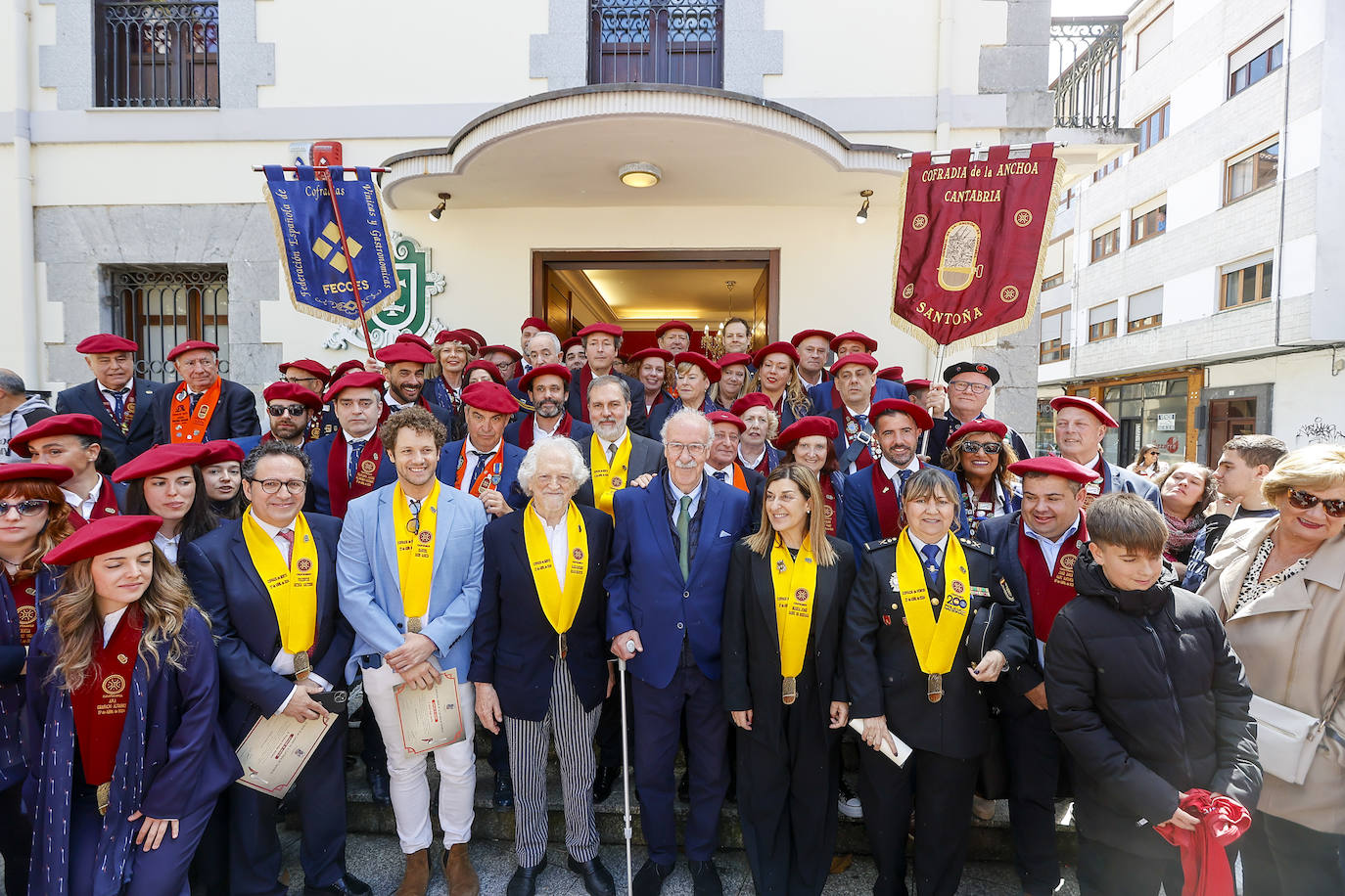 Foto de familia de los integrantes de la Cofradía de la Anchoa y los distinguidos en el 27 Gran Cabildo.