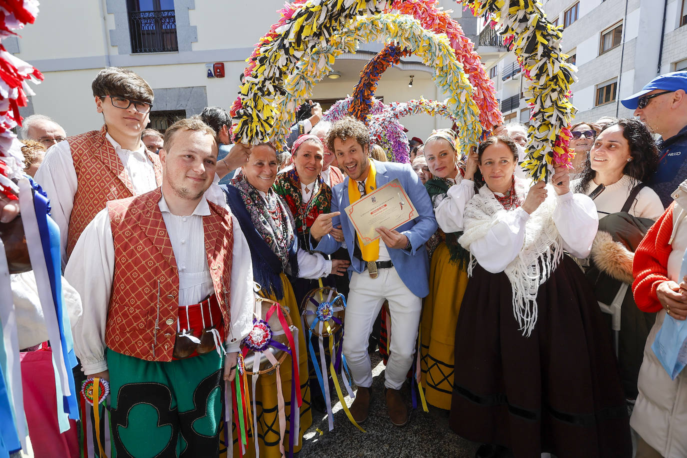 Daniel Diges junto a la agrupación de danzas Virgen de las Nieves de Tanos.