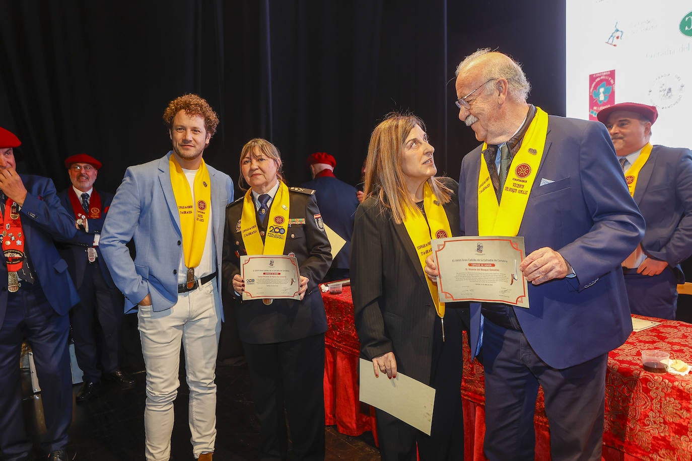 Daniel Diges, Carmen Martínez, María José Sáenz de Buruaga y Vicente del Bosque con la banda y el diploma de su nombramiento.