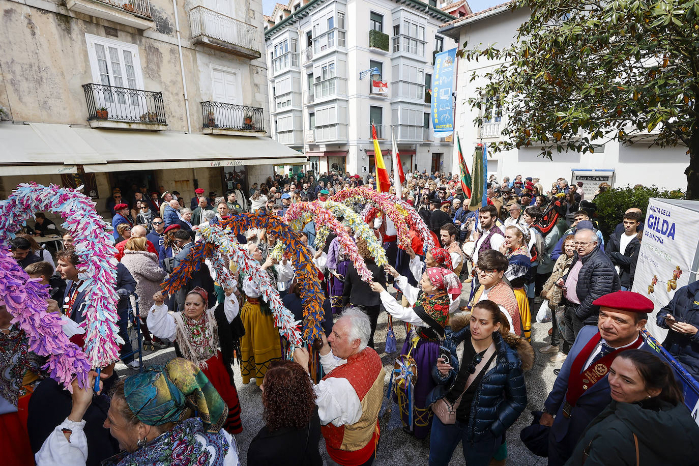 Decenas de personas aguardaban en los alrededores del Teatro Liceo de Santoña para ver a los cofrades de honor.