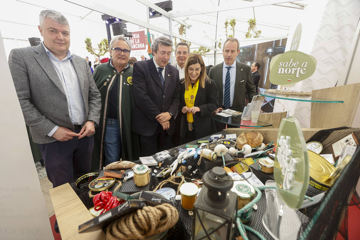 La presidente de Cantabria, junto a otras autoridades del PP, visitando el expositor de 'Sabe a Norte' del Gobierno de Cantabria en la feria. 