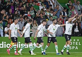 Arana, Íñigo Vicente, Dani Fernández, y Andrés Martín celebran con Mantilla el gol del cántabro ante el Burgos.