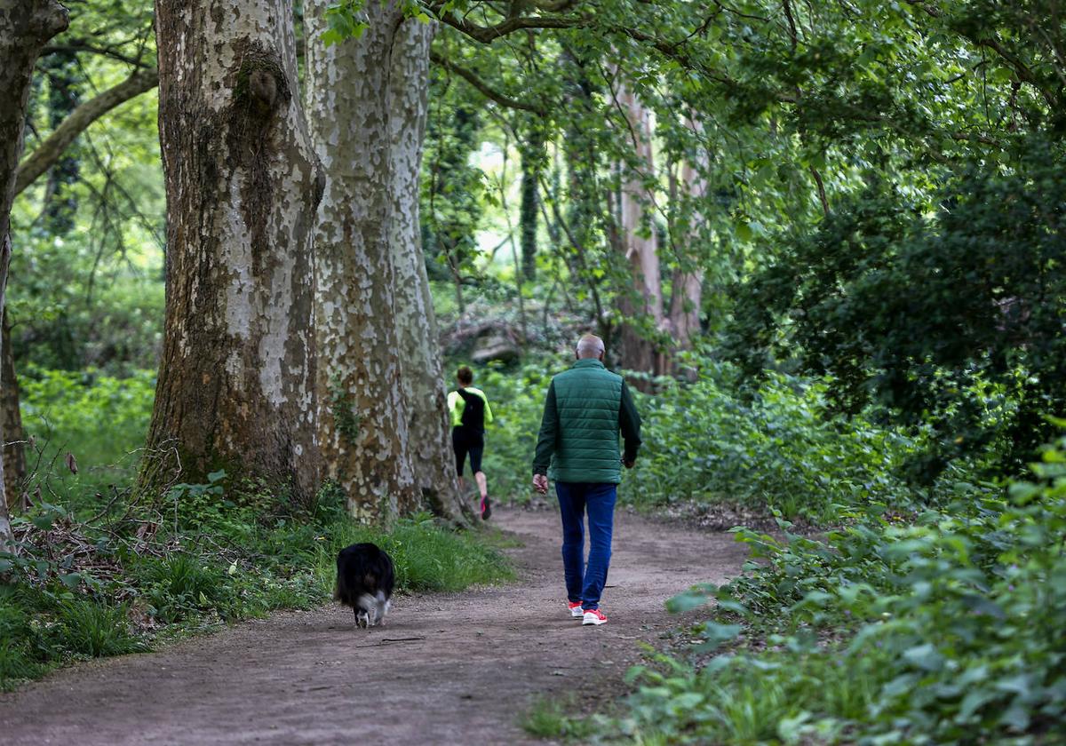 Vecinos pasean por el parque de Las Tablas (El Patatal), esta semana, en Torrelavega.