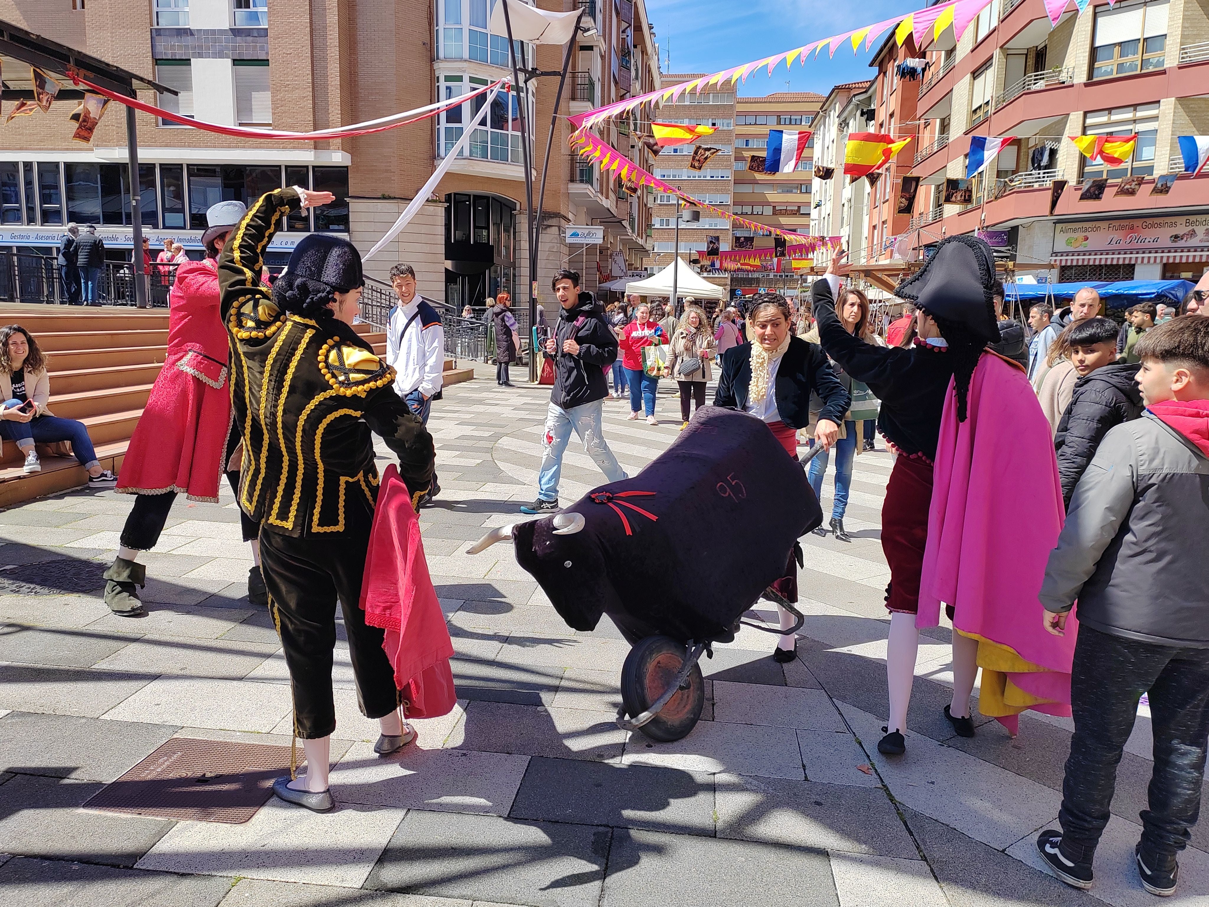 El pasacalles 'La tauromaquia' que ha recorrido las calles del casco urbano está inspirado en los grabados de Goya. 