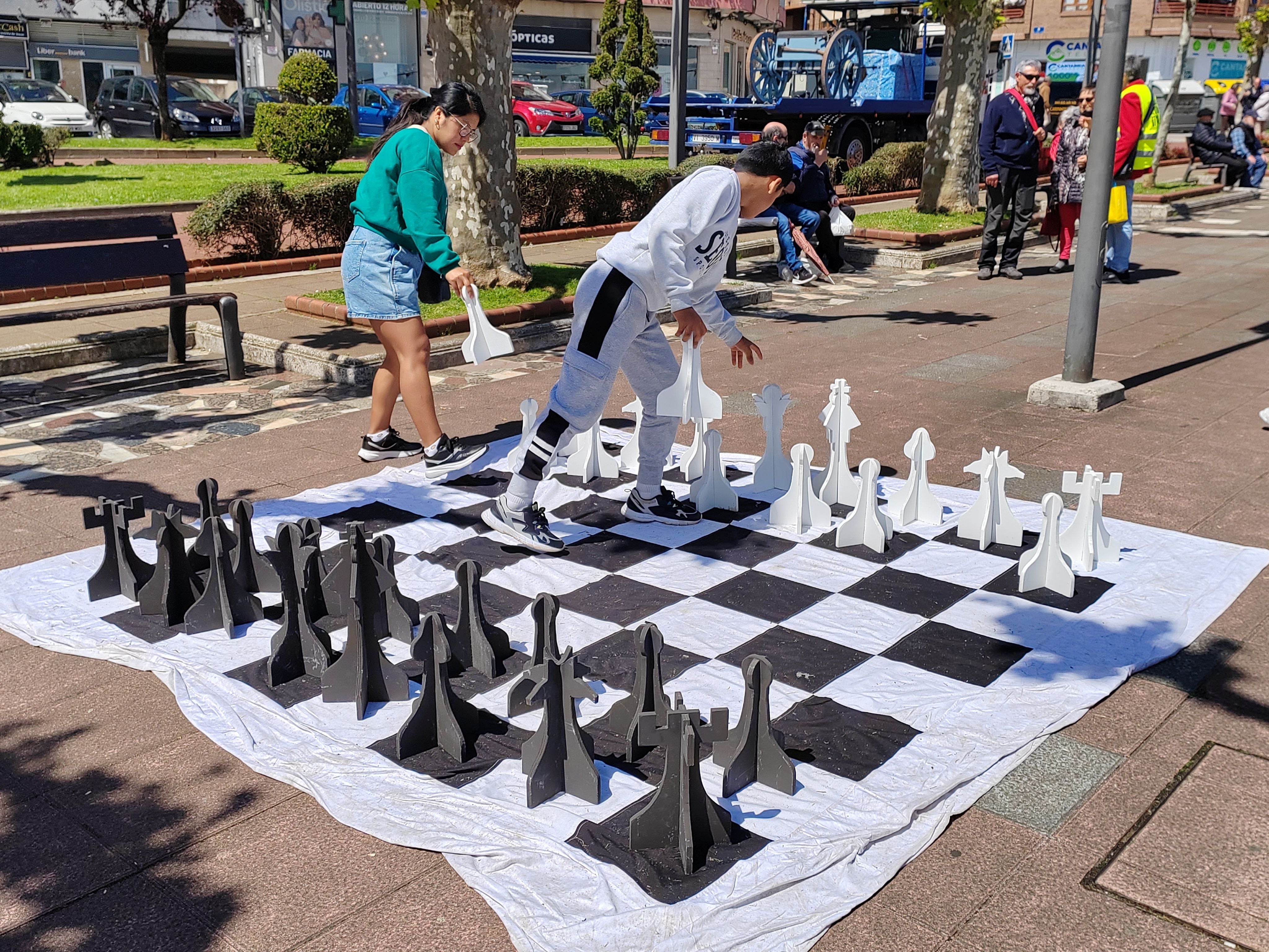 Los juegos tradicionales ocupan el paseo del parque Lorenzo Cagigas.