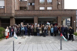 Cerca de 80 personas antes de encerrarse en la parroquia Pío X, en Santander, en apoyo a Palestina.