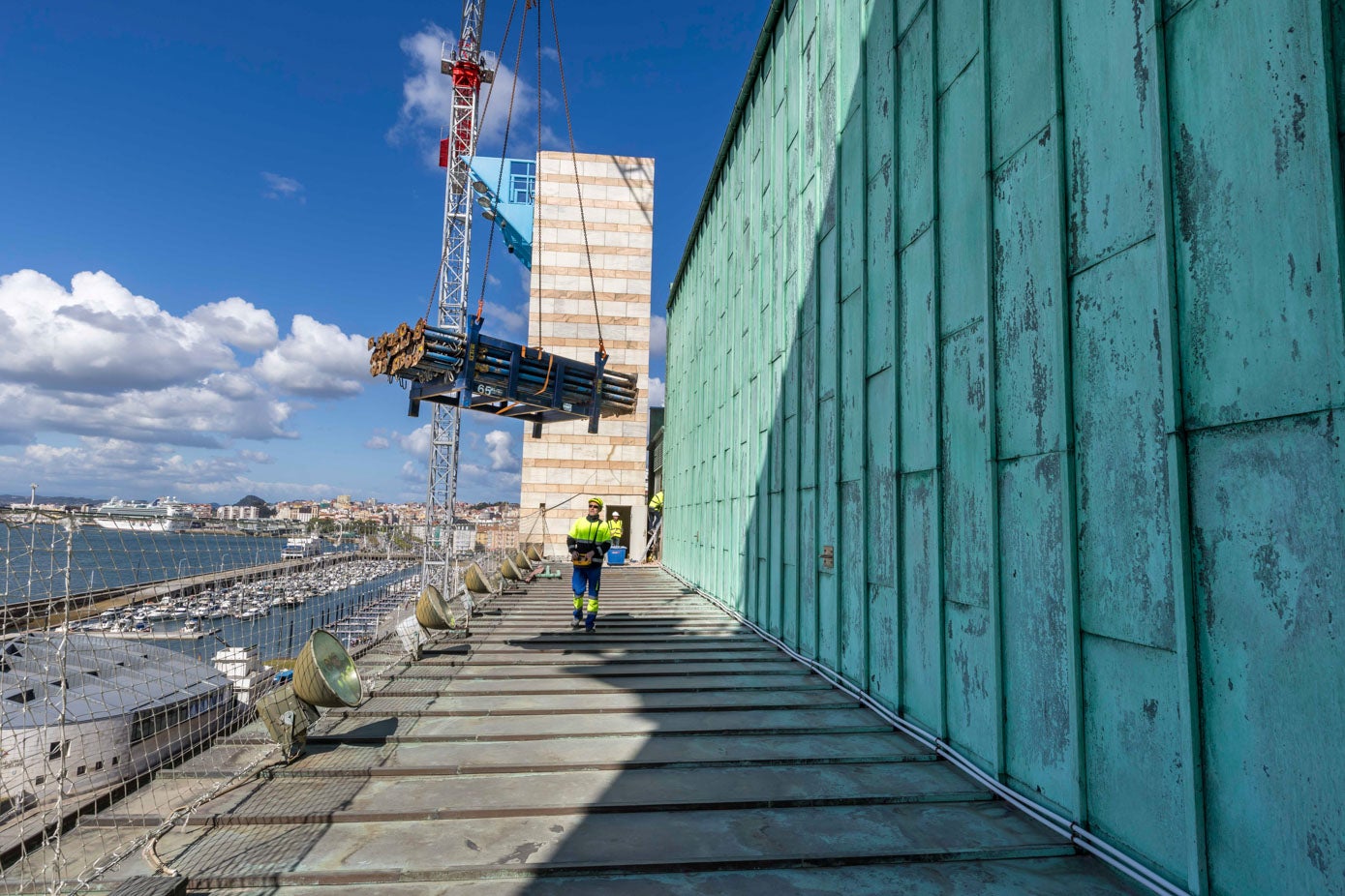 Los operarios de Siec trabajan sobre la futura terraza anexa al gran trapecio de la fachada sur del Palacio de Festivales.