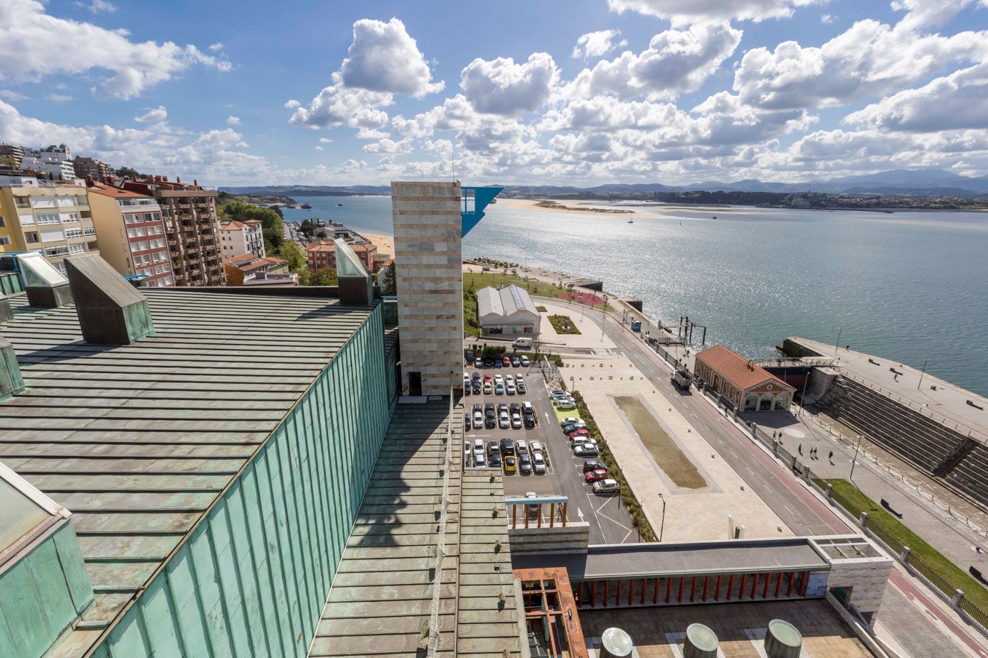 La imagen, con una espectacular vista de la bahía, muestra el área remodelada de la plaza-paseo y las Naves de Enaire.