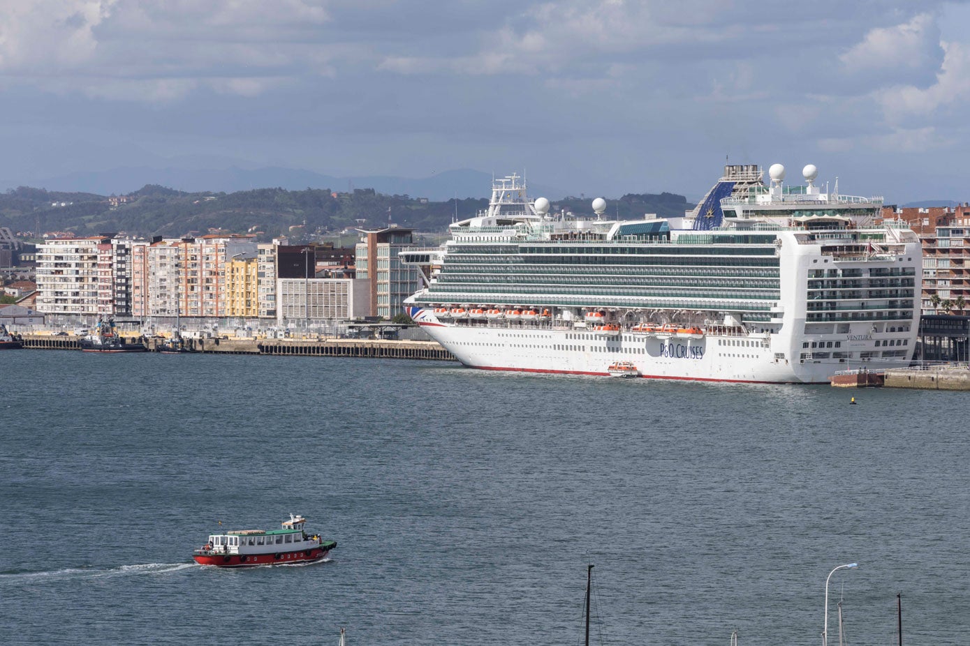 La bahía domina la visión desde la terraza, ubicada sobre el trapecio de cristal que conecta el escenario de la Sala Argenta.