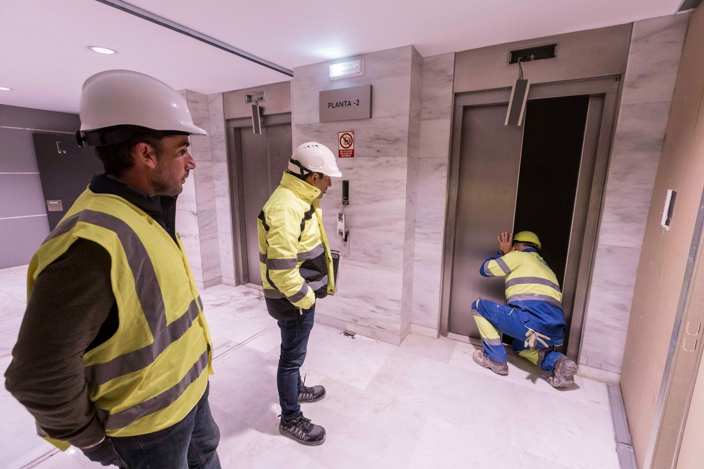 Trabajos de desmontaje de dos ascensores internos.