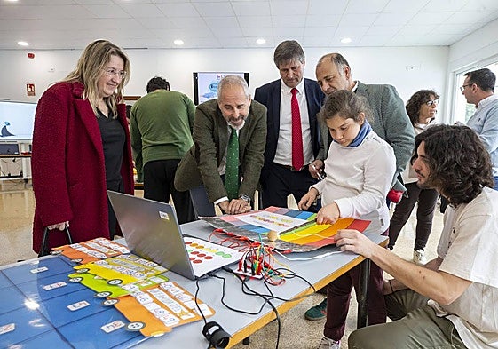 El consejero de Educación durante su visita al Centro de Educación Especial Fernando Arce.