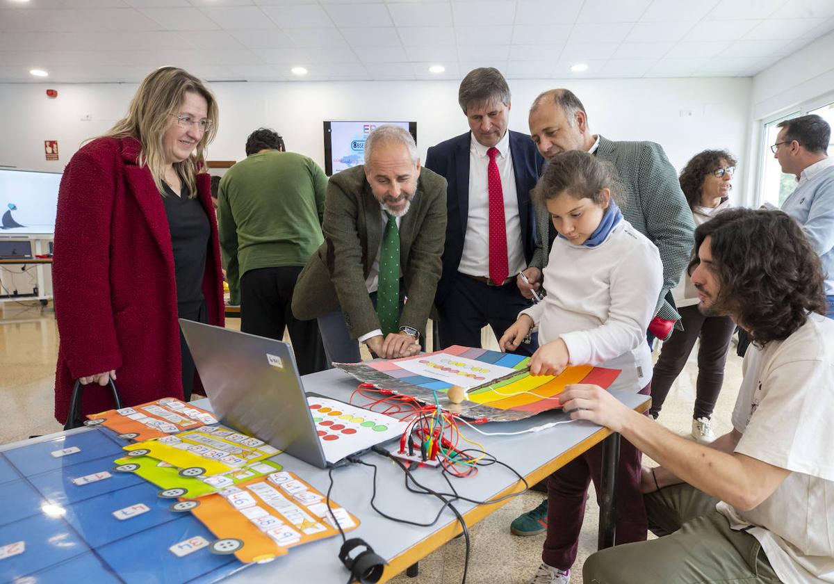 El consejero de Educación durante su visita al Centro de Educación Especial Fernando Arce.