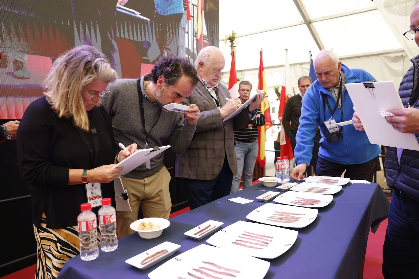 El jurado de la cata concurso valorando y puntuando las anchoas de las seis conserveras finalistas. 