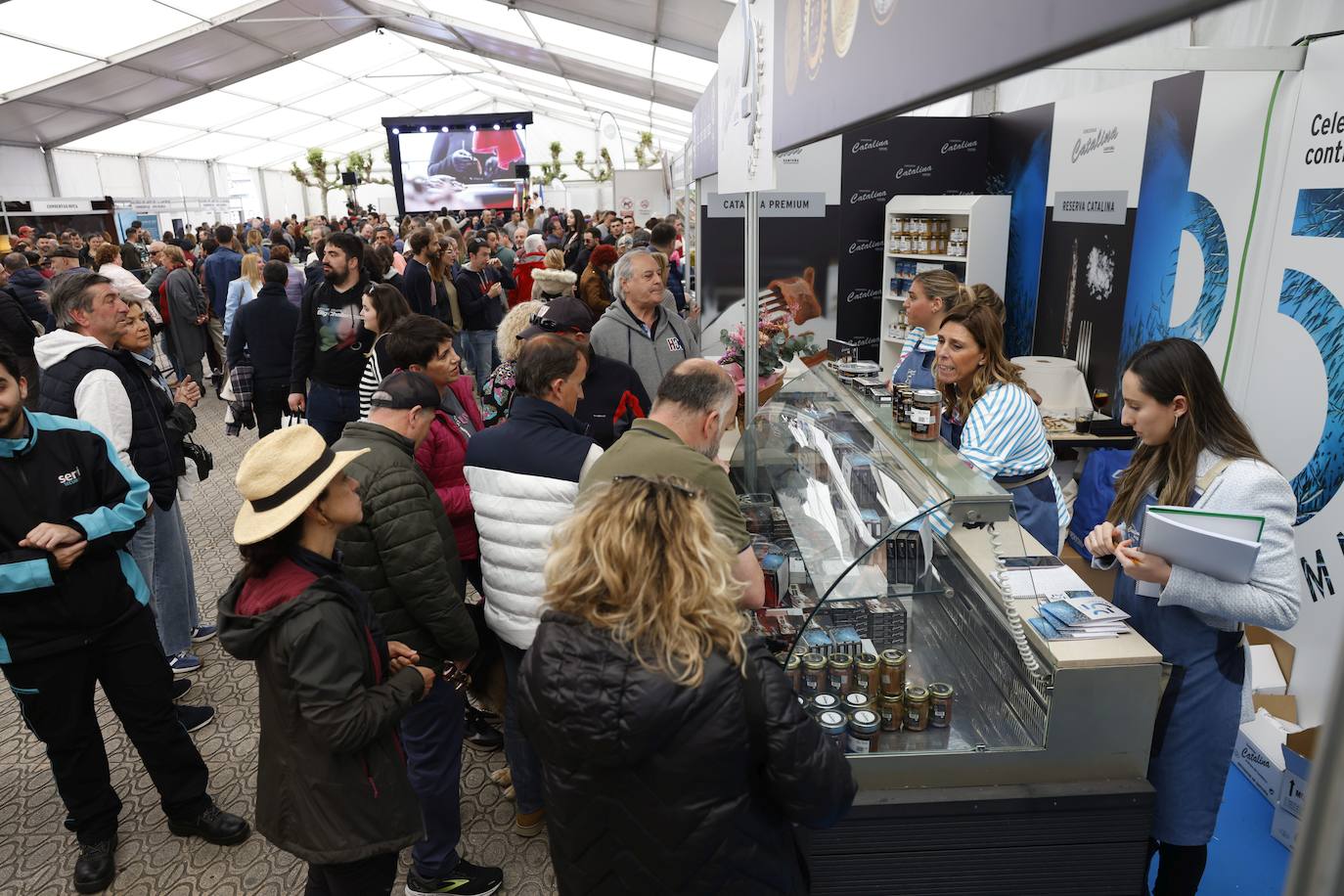 El público aprovechó para comprar el tesoro del Cantábrico en los distintos expositores de la feria. 