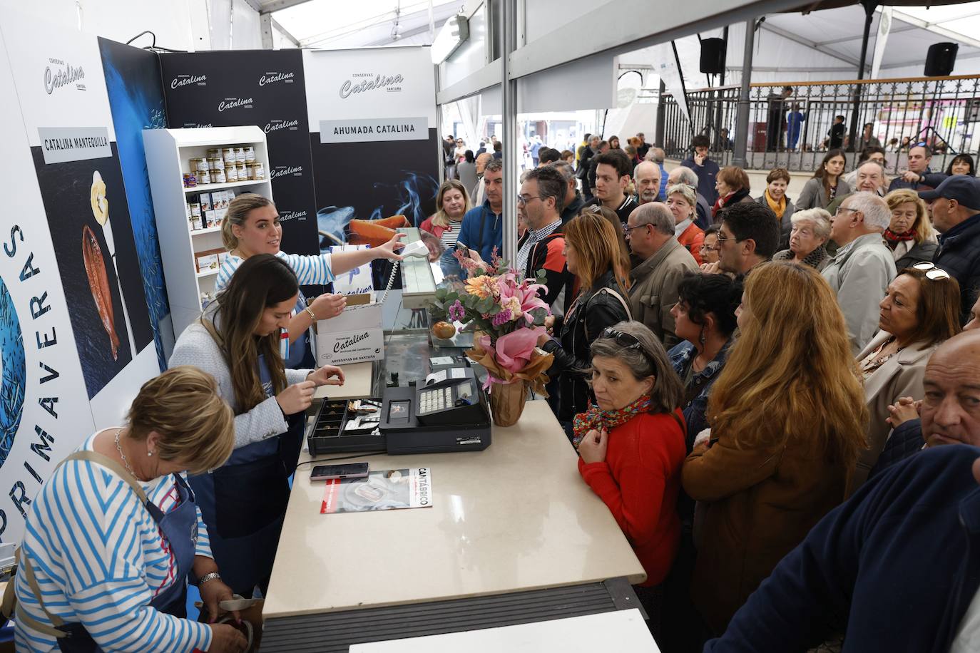 Una vez se anunció el premio a Conservas Catalina, el puesto se llenó de clientes deseosos de comprar sus latas.