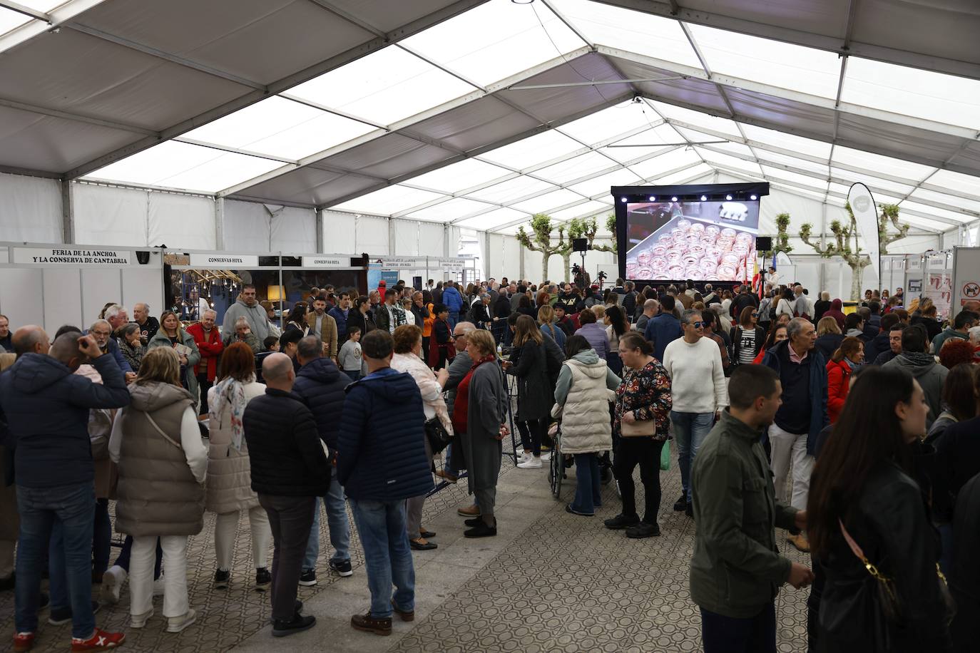 La feria instalada en la plaza de San Antonio ha estado repleta de público.