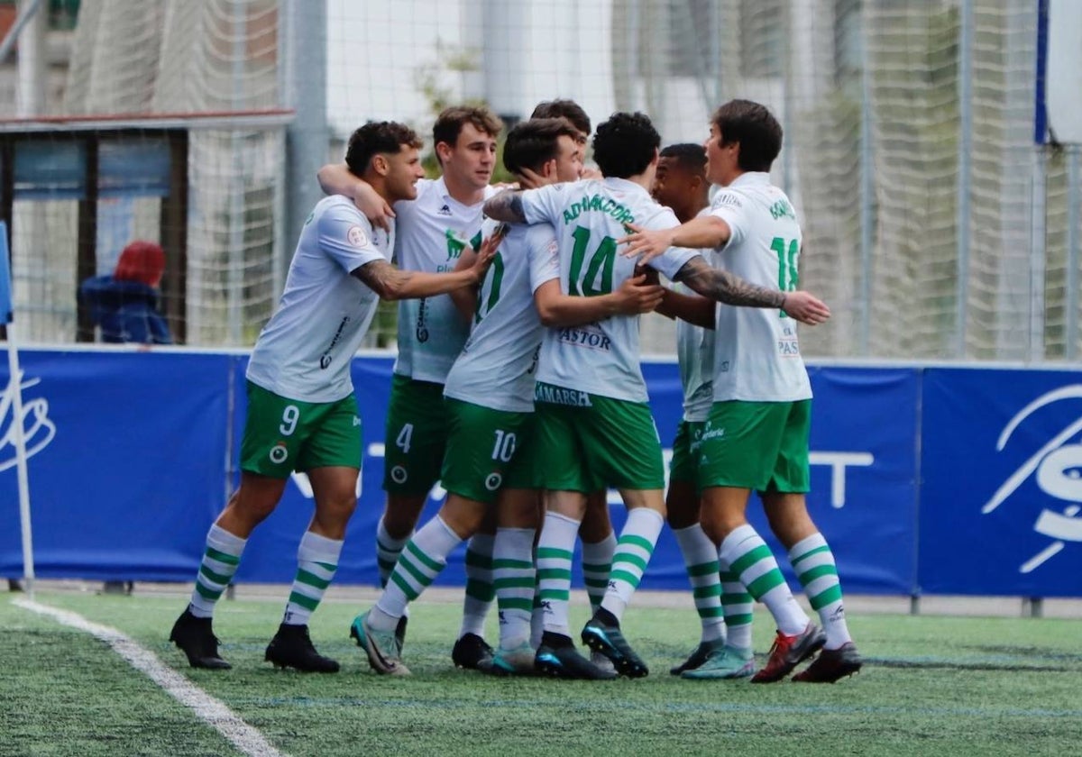 Los jugadores del Racing celebran su triunfo ante el Covadonga