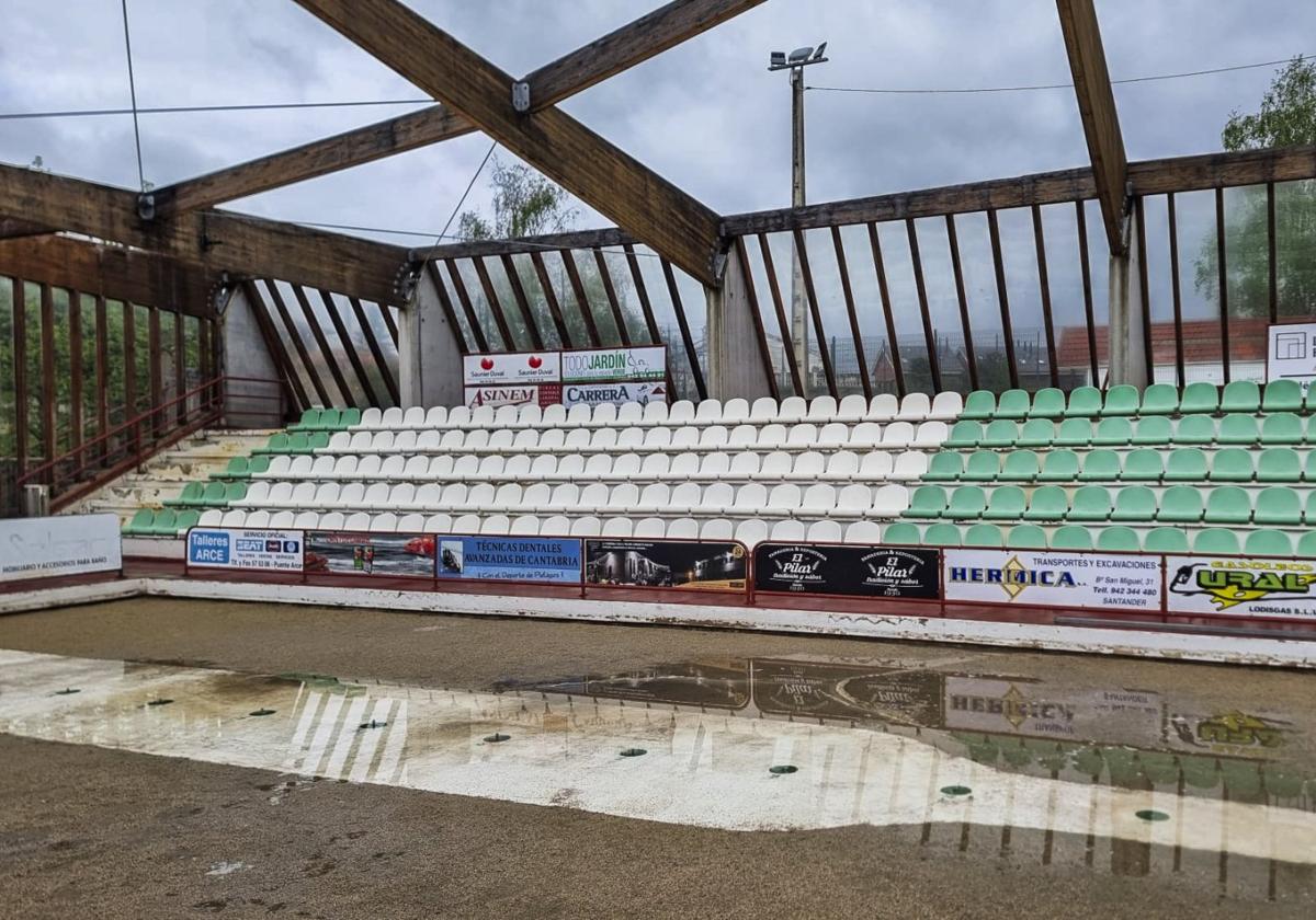 Estado de abandono que presenta en la actualidad la bolera cubierta de Arce. Las obras permitirán adecentar las instalaciones.