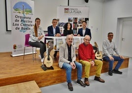 Organizadores y autoridades en la presentación del concurso.